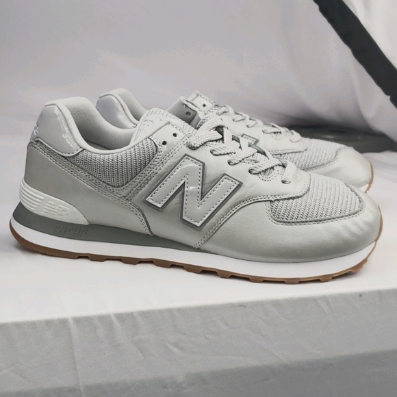 New Balance - Picture 1 of 5